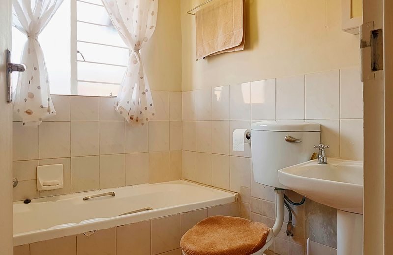 Existing bathtub, washbasin and tile in a small bathroom